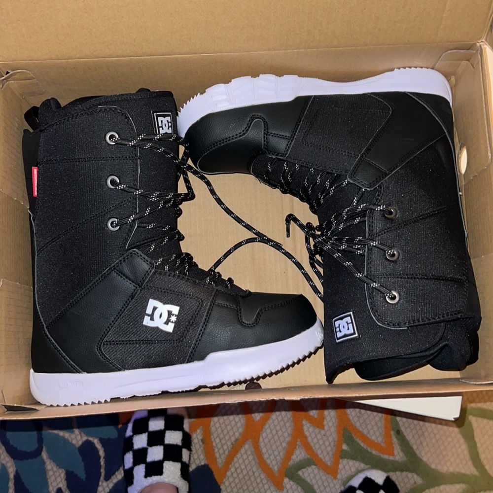 DC Mens snowboard shoes